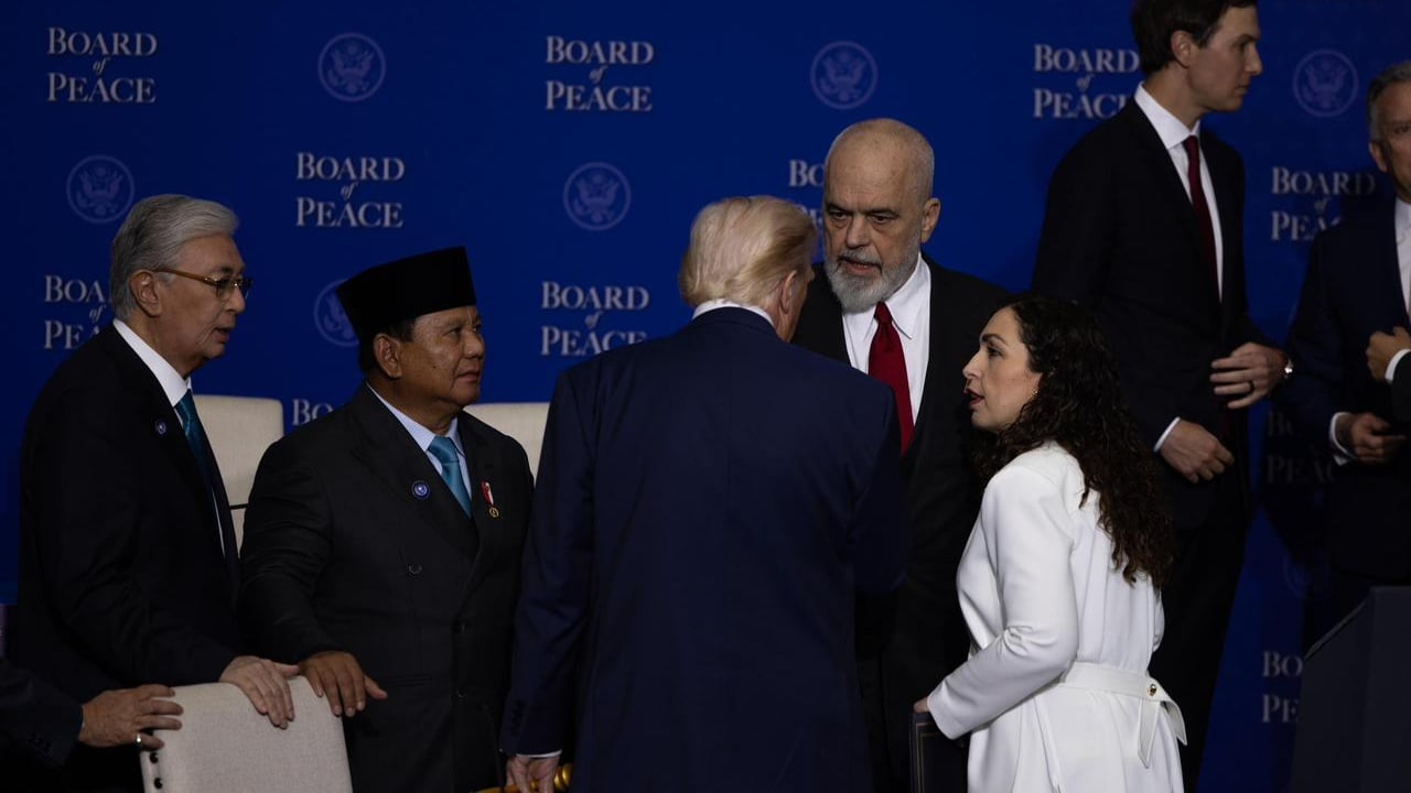 Foto Video  Shqipëria pjesë e Bordit të Paqes  Rama bisedon me Trump pas mbylljes së takimit  u bashkohet edhe Osmani