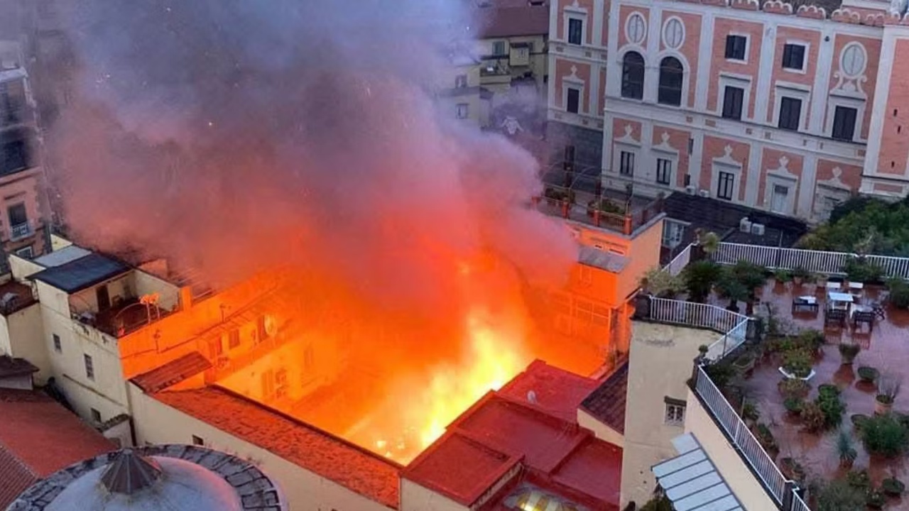 video-zjarr-ne-zemer-te-napolit-flaket-perfshijne-teatrin-e-njohur-te-qytetit