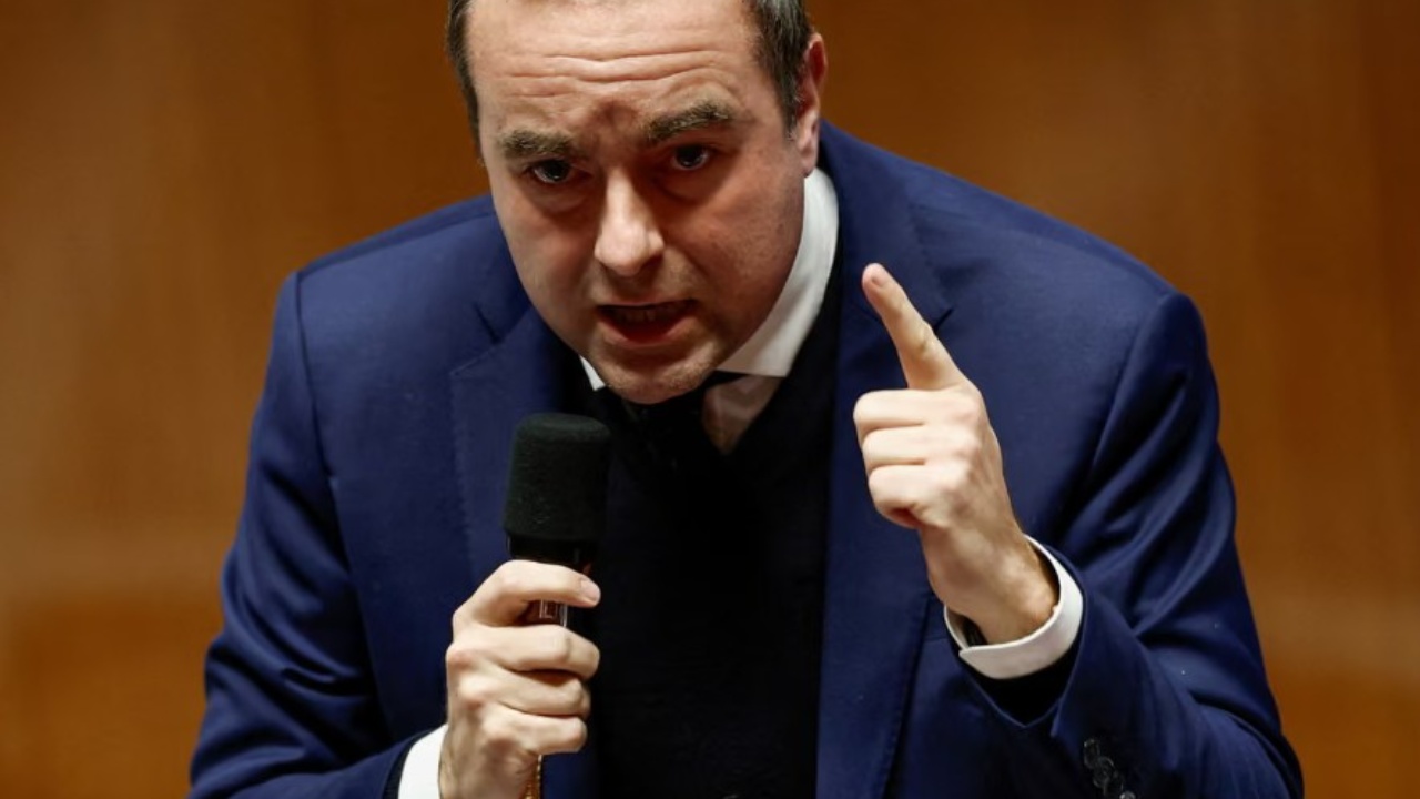 Buxheti i Francës miratohet pas tensioneve politike  si arriti qeveria të shmangte katastrofën financiare