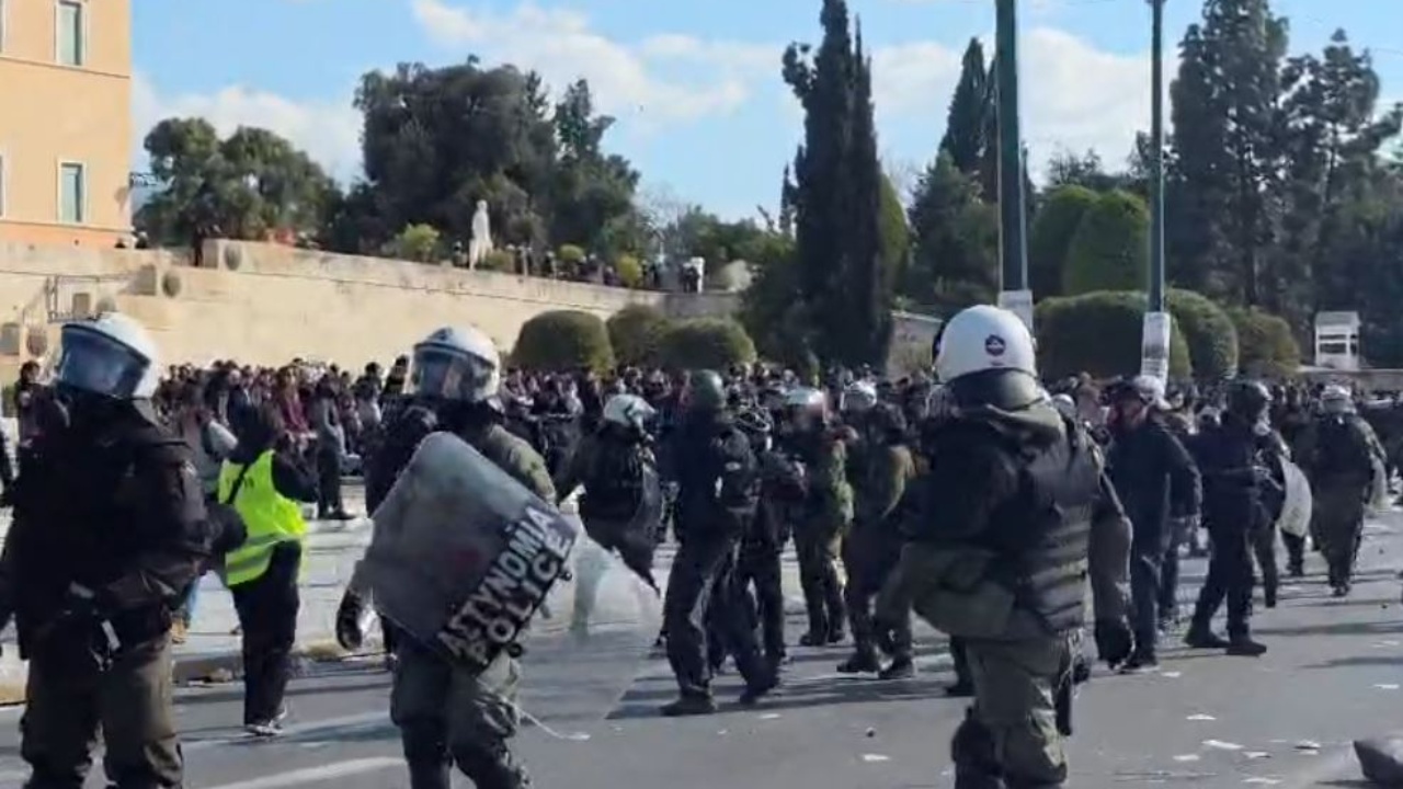 Tre vite nga tragjedia hekurudhore në Greqi ku humbën jetën 57 persona  Grekët në protestë  nisin trazirat  80 të arrestuar