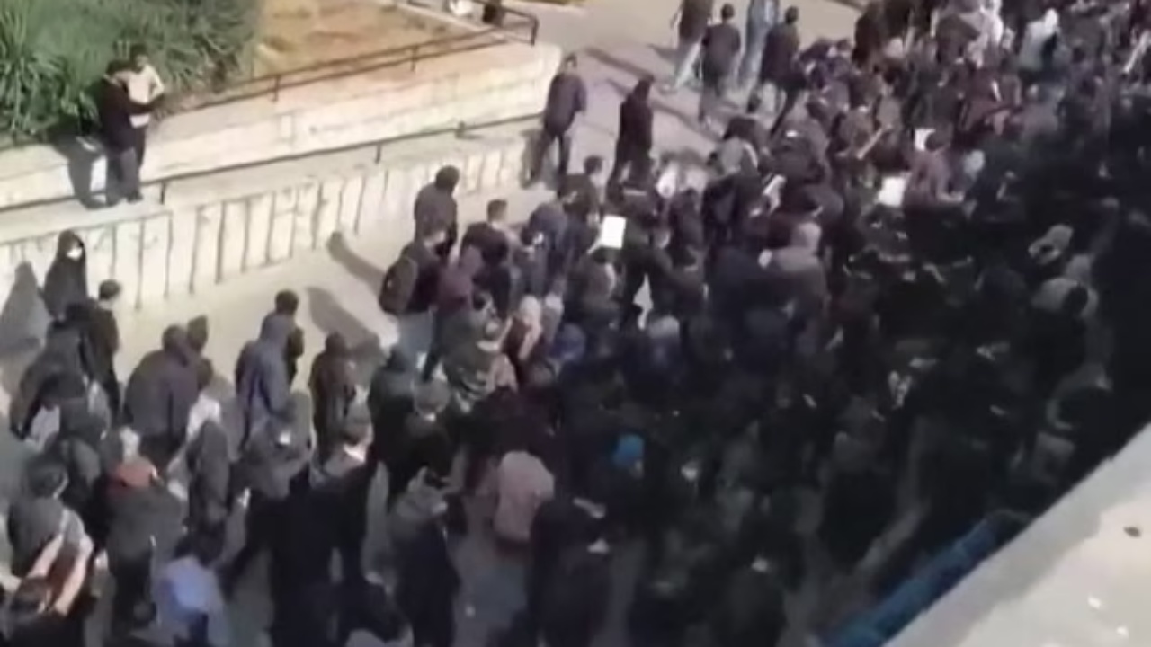 klasat-tona-jane-bosh-sepse-varrezat-jane-plot-studentet-e-iranit-serish-ne-proteste-brohoritma-dhe-slogane-antiqeveritare