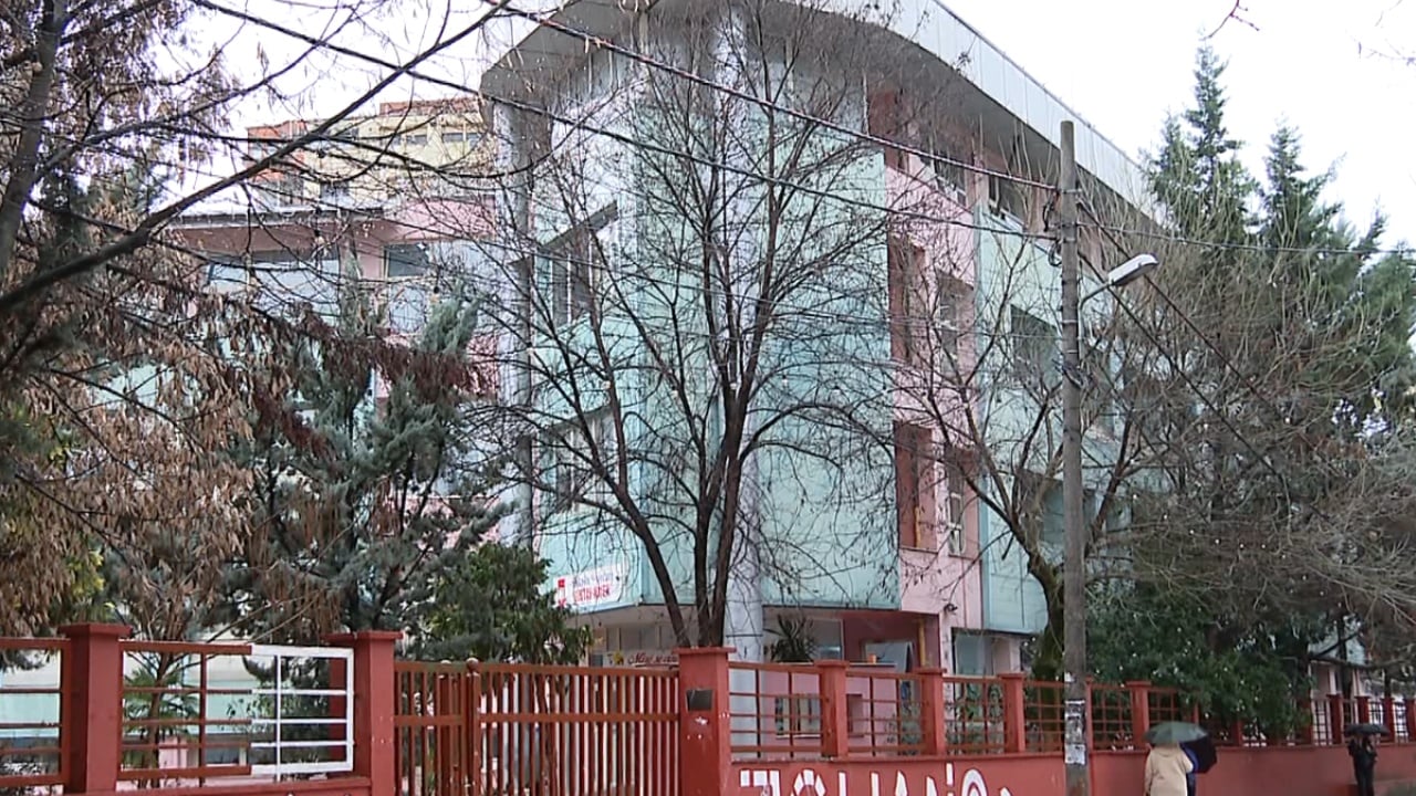 Predikonte Jehovain në shkollë  shkarkohet mësuesi i anglishtes në Tiranë pas denoncimit të prindërve