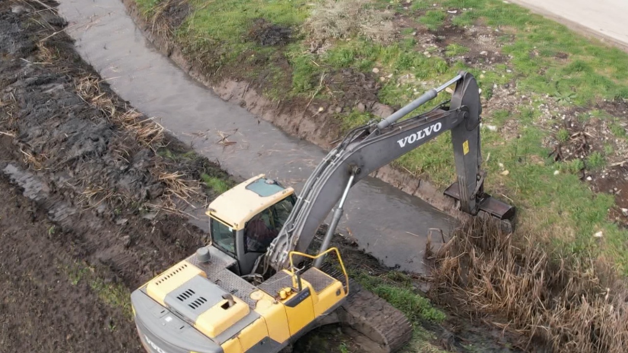 Lushnja kujtohet për kanalizimet  Pas përmbytjeve të tokave bujqësore  nis aksion për pastrimin e kanaleve kulluese