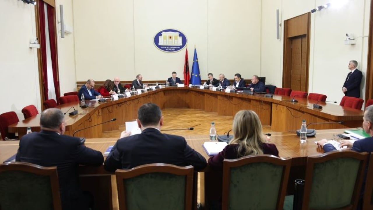 balluku-zbatoi-masen-e-pezullimit-dorezoi-cdo-dokument-personal-mbrojtja-e-zv-kryeministres-ne-keshillin-e-mandateve-nuk-ekziston-mundesia-per-prishjen-e-provave