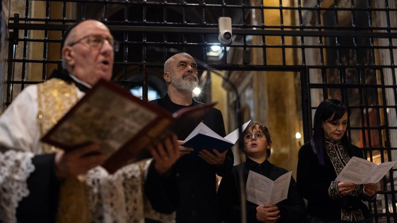 rama-viziton-genazzano-ne-vatikan-kryeministri-publikon-fotot-krah-zojes-se-shqiperise-qendron-perhere-edhe-flamuri-yne-kombetar