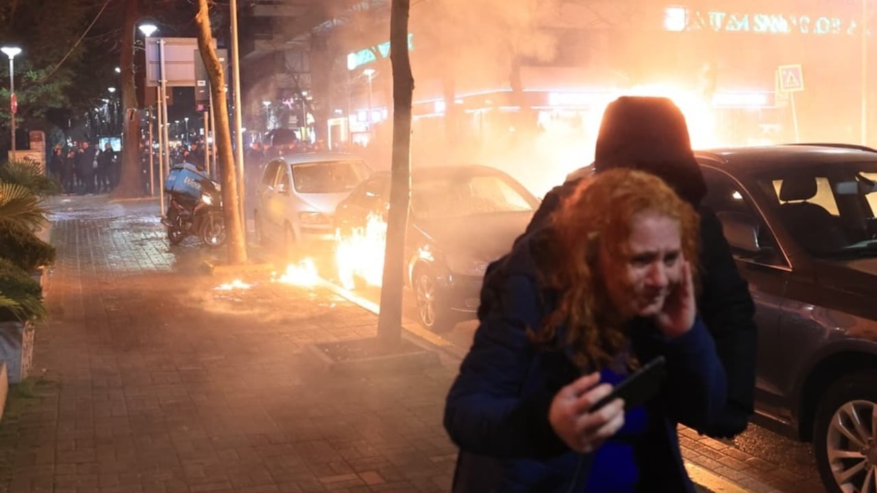  Maskat ranë   ministrja Koçiu për protestën e opozitës  Objektivi i vërtetë i kësaj dhune  dëmtimi i ekonomisë shqiptare dhe sabotimi i turizmit