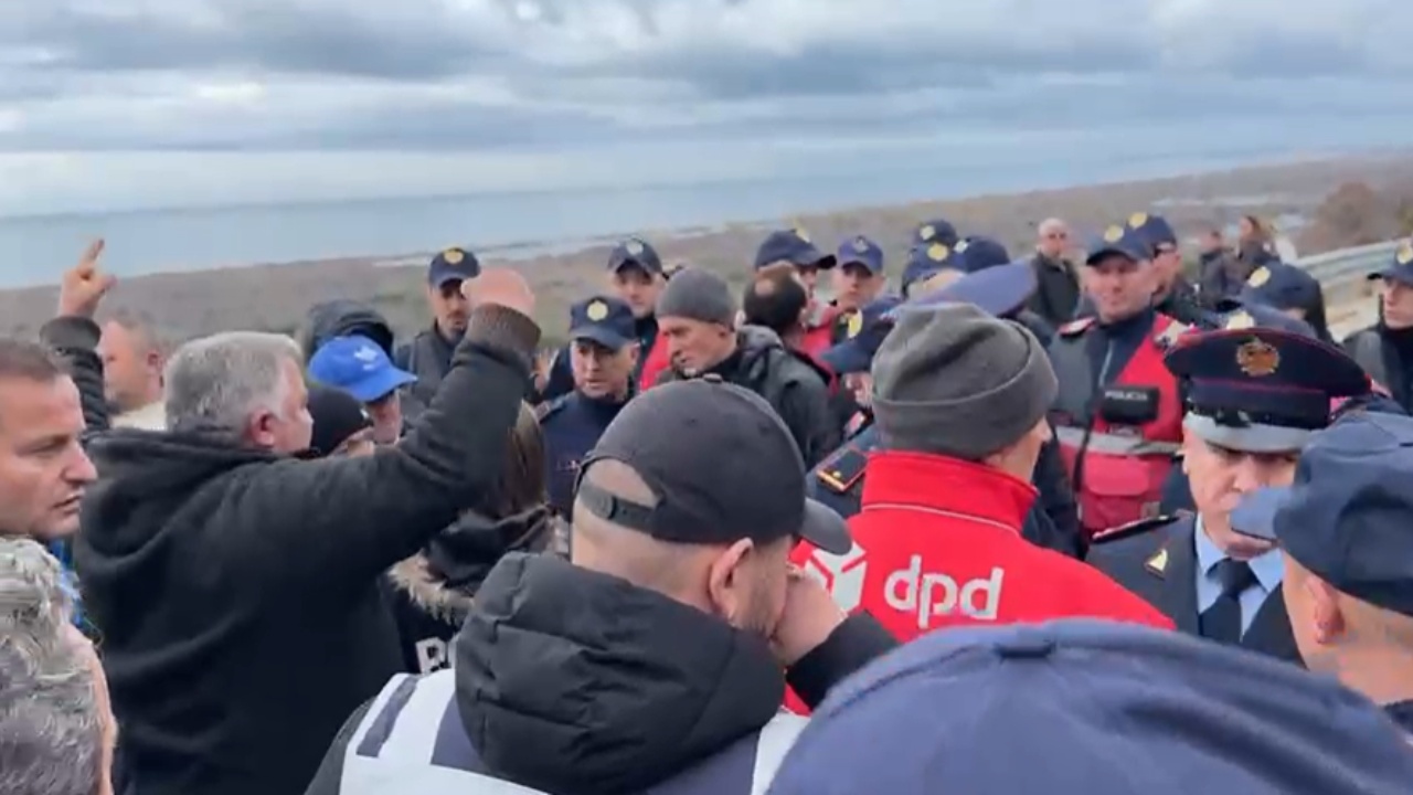 Protestë për resortin në Rrjoll të Velipojës   Jemi në tokën tonë   banorët përplasen me policinë  bllokojnë rrugën