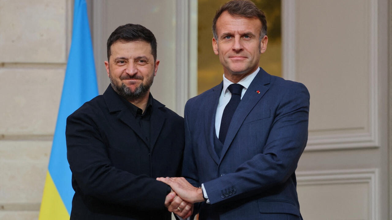 bisedimet-per-paqe-ukraine-rusi-zelensky-macron-kerkon-dialog-alternativ-me-rusine-per-t-i-dhene-fund-luftes