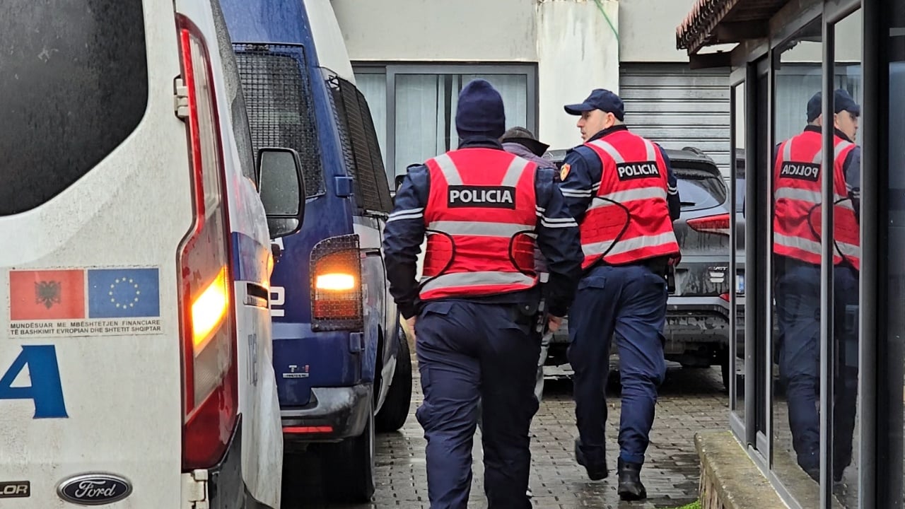 Skandali i mbetjeve  Kurum   mbërrijnë në Gjykatën e Durrësit 20 të arrestuarit