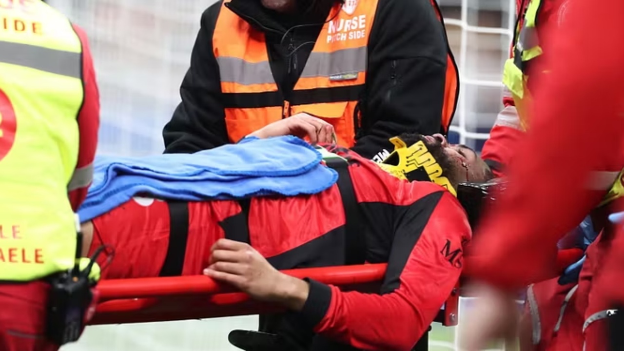 Frikë për Loftus Cheek  u transportua me barelë me dhëmbë të thyer pas një përplasjeje me Corvin