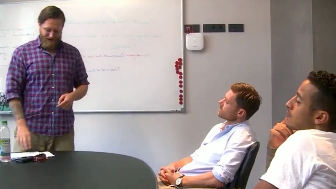 E rrallë   Kush luan në Bundesligë duhet të flasë gjermanisht  Bayern Munich publikon mësimin e gjuhës së Xabi Alosos dhe Alcantarës