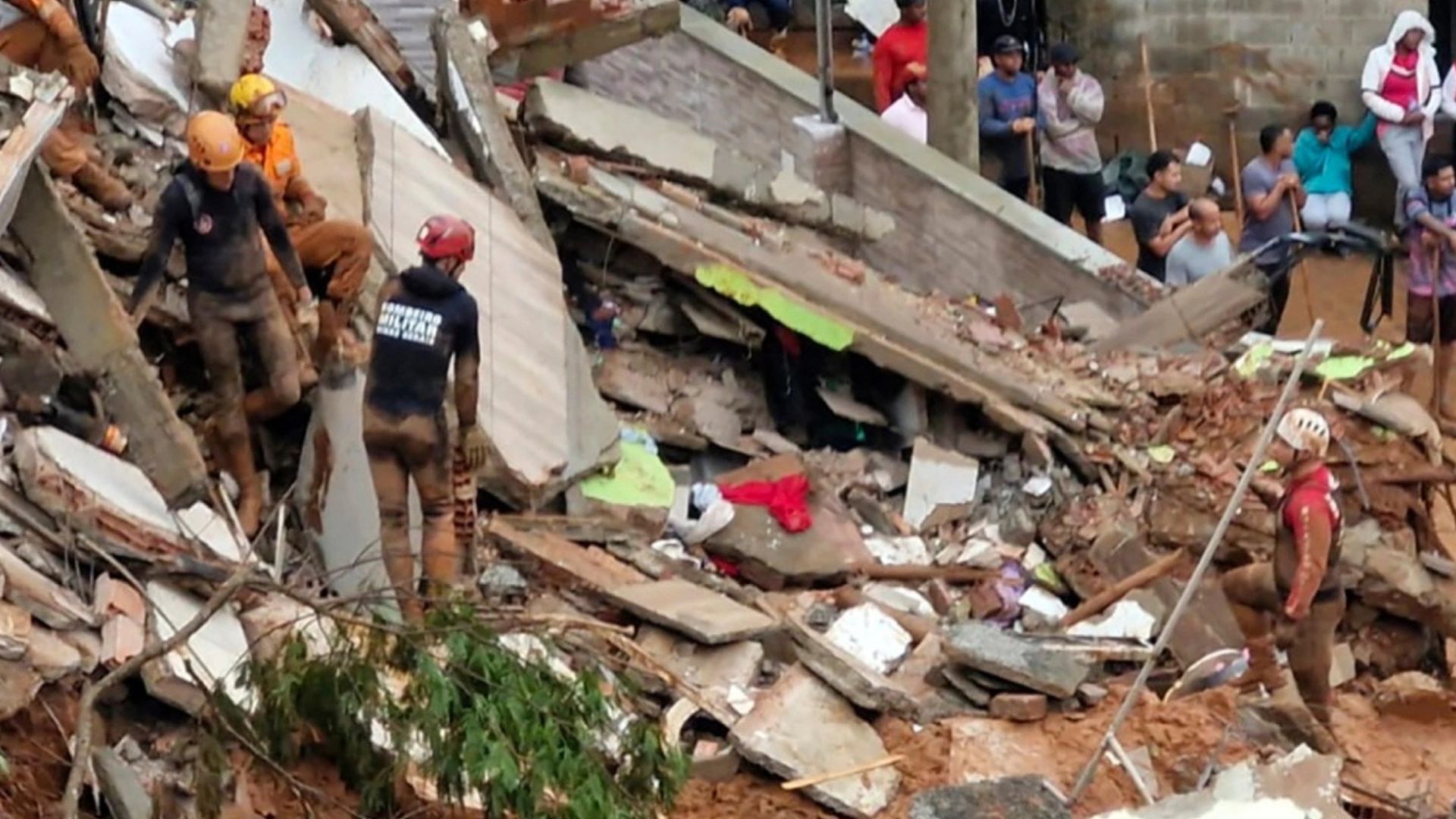 Brazili në kaos nga shirat e rrëmbyeshëm dhe përmbytjet  numri i viktimave shkon në 46  21 persona ende të zhdukur