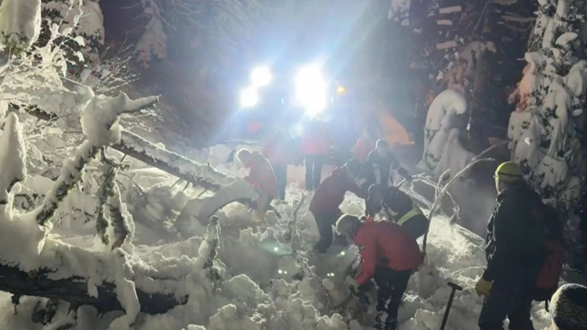 ortek-masiv-ne-malet-e-nevades-zhduken-10-skiatore-autoritetet-lokale-nisin-operacionin-e-kerkimit