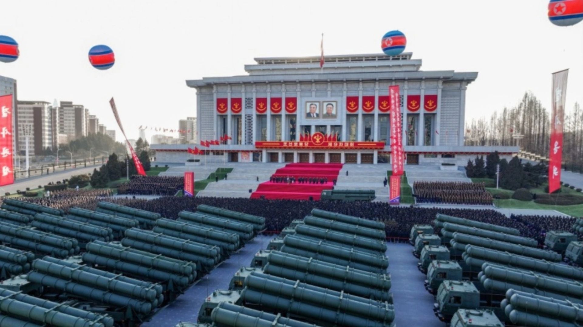 kim-jong-un-prezanton-mjetin-e-ri-ushtarak-mund-te-mbaje-dhe-transportoje-disa-raketa-berthamore-njekohesisht