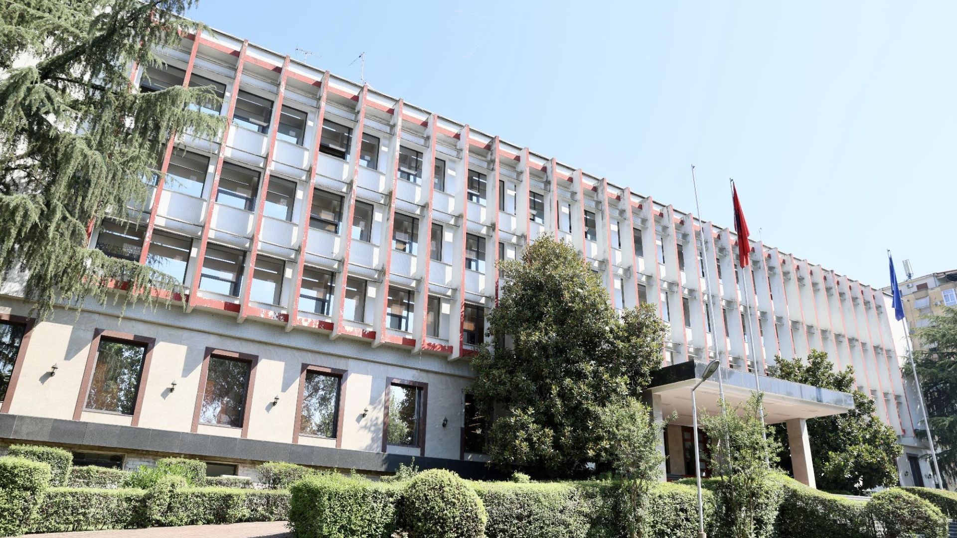 sulmet-izraelite-ne-iran-ministria-e-jashtme-i-ben-thirrje-qytetareve-shqiptare-ne-izrael-tregoni-kujdes-dhe-respektoni-udhezimet-e-sigurise-nga-autoritetet-vendore