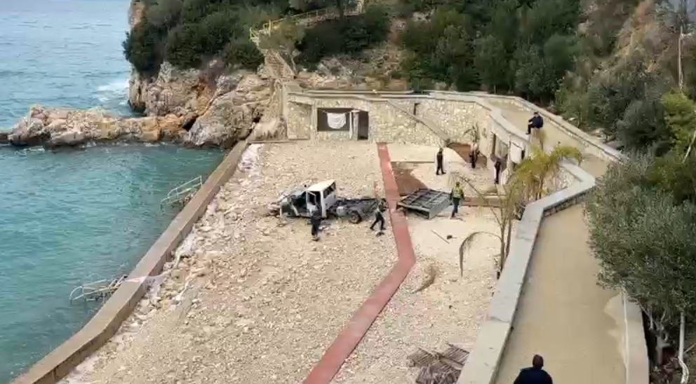 Kamioni del nga rruga dhe përfundon në bregdetin e Vlorës  drejtuesi në gjendje të rëndë