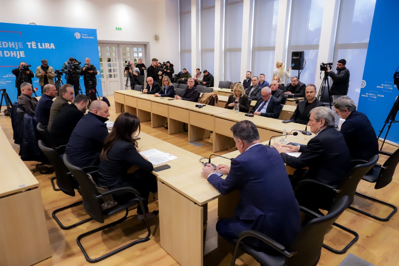  Sondazhet thonë se duhet të marrim pjesë në Komisionin e Reformës Territoriale   Ina Zhupa në mbledhjen pa media të grupit të PD  S kemi pse e braktisim