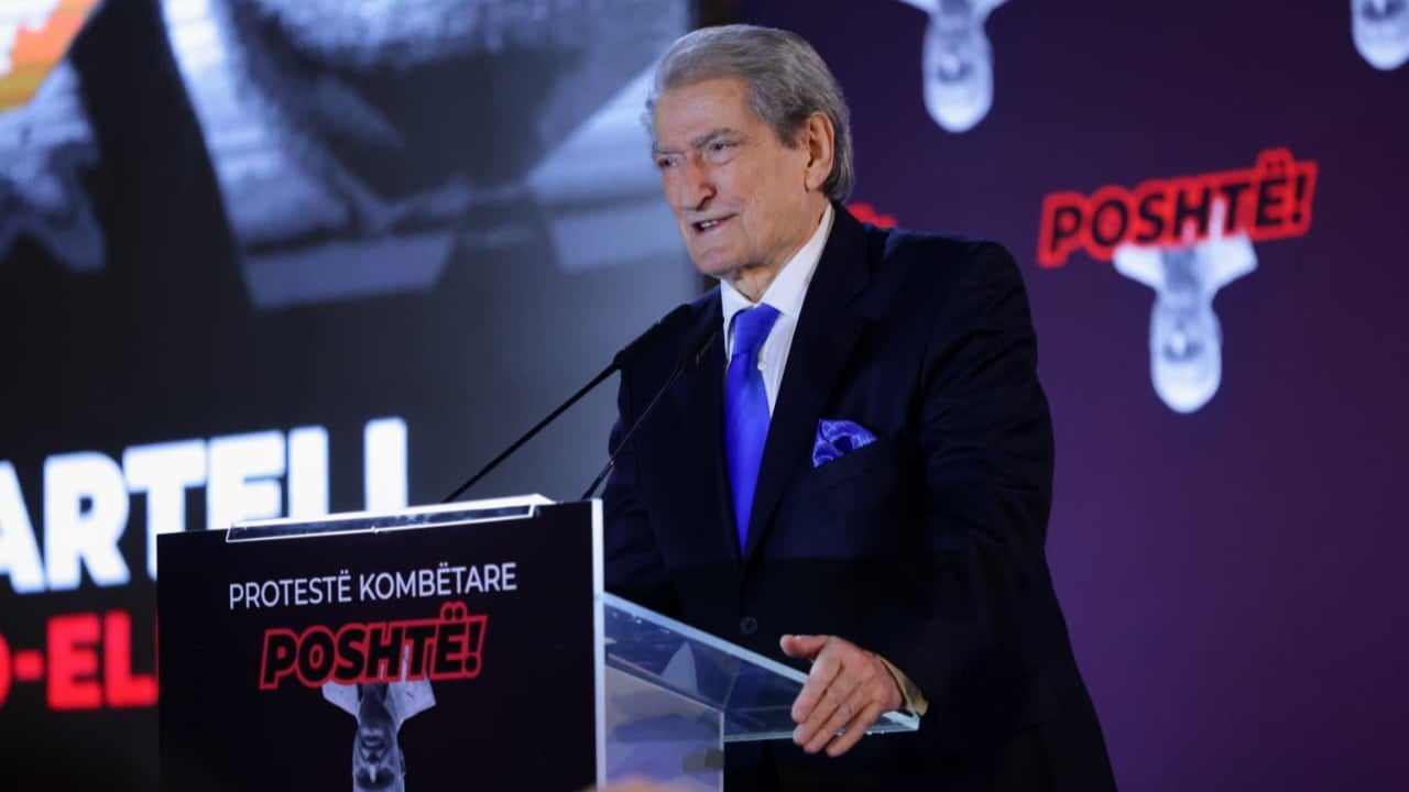 rama-u-perpoq-te-bente-grusht-shteti-por-ne-e-ndaluam-berisha-ne-proteste-ta-shpallim-armikun-me-te-rrezikshem-te-shqiperise