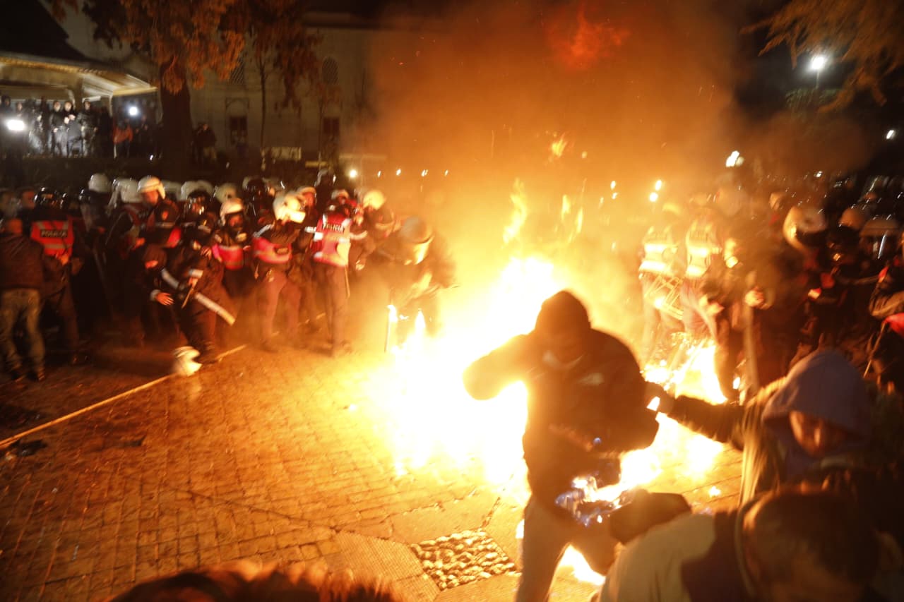Protesta e PD së përpara Kryeministrisë  Molotovë dhe fishekzjarrë drejt godinës e policisë  arrestohen 21 persona