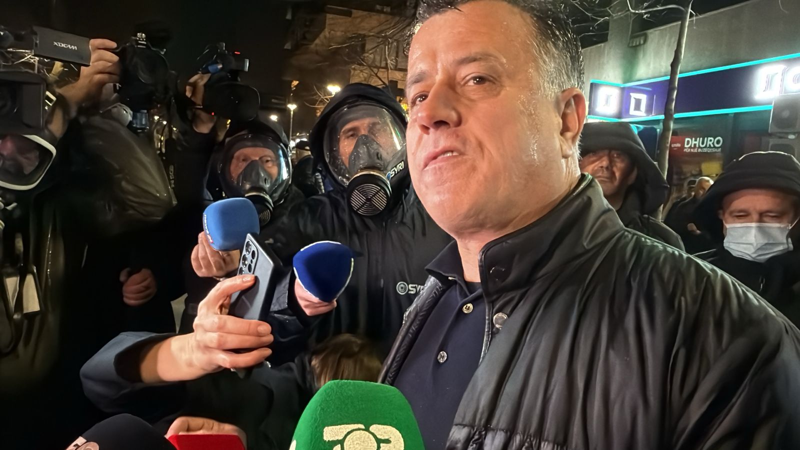 Vijon hedhja e bombave molotov nga protestuesit e PD  policia ndërhyn me ujë dhe gaz lotsjellës  Noka  Asnjë akt dhune nga ne