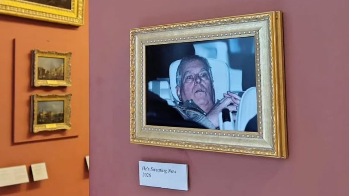 keshtu-do-ta-kujtoje-bota-aktivistet-vendosin-foton-e-princit-andrew-ne-muzeun-e-luvrit-aksioni-provokues-zgjat-vetem-15-minuta