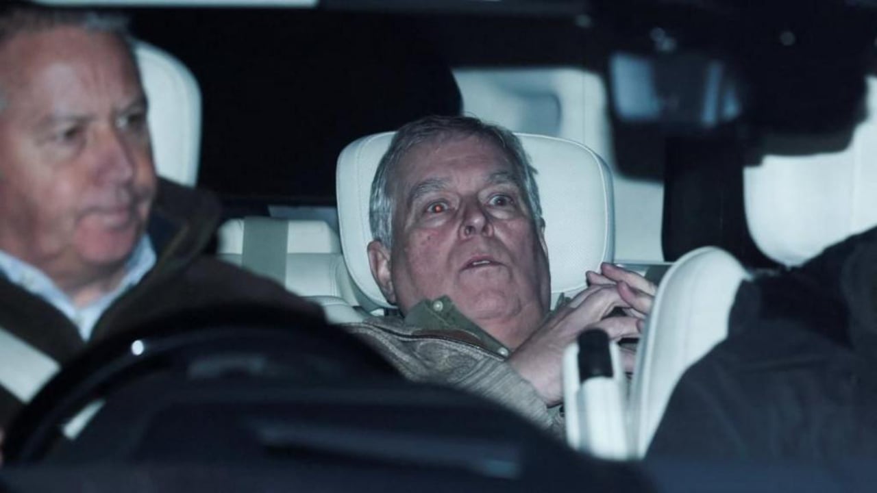 Foto  Disa orë pas arrestimit për përfshirjen në dosjen  Epstein   lirohet vëllai i Mbretit Charles  ish Princi Andrew