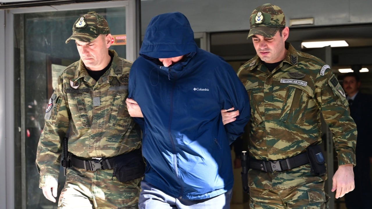 Skandali në ushtrinë greke  U arrestua për spiunazh për Kinën  flasin familjarët e kolonelit  Ka udhëtuar i vetëm në Pekin  po mësonte gjuhën dhe 