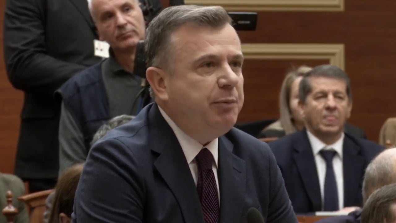 ti-qe-i-ke-sherbyer-serbise-liroje-ate-foltore-se-le-nam-balla-ironi-me-berishen-kerkese-peleshit-te-hartojme-nje-deklarate-ne-mbeshtetje-te-lidereve-te-uck