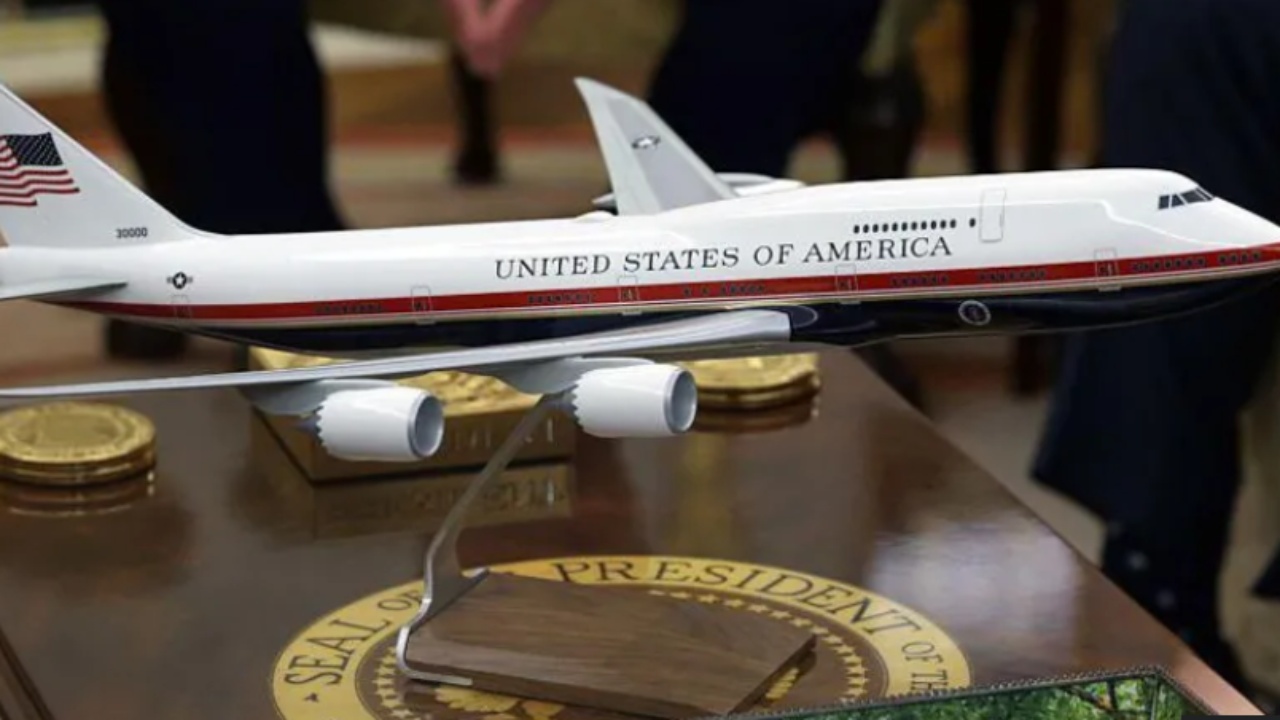 avioni-presidencial-amerikan-me-nje-kombinim-te-ri-ngjyrash-trump-kerkon-shtimin-e-ngjyres-se-tij-te-preferuar-te-arten