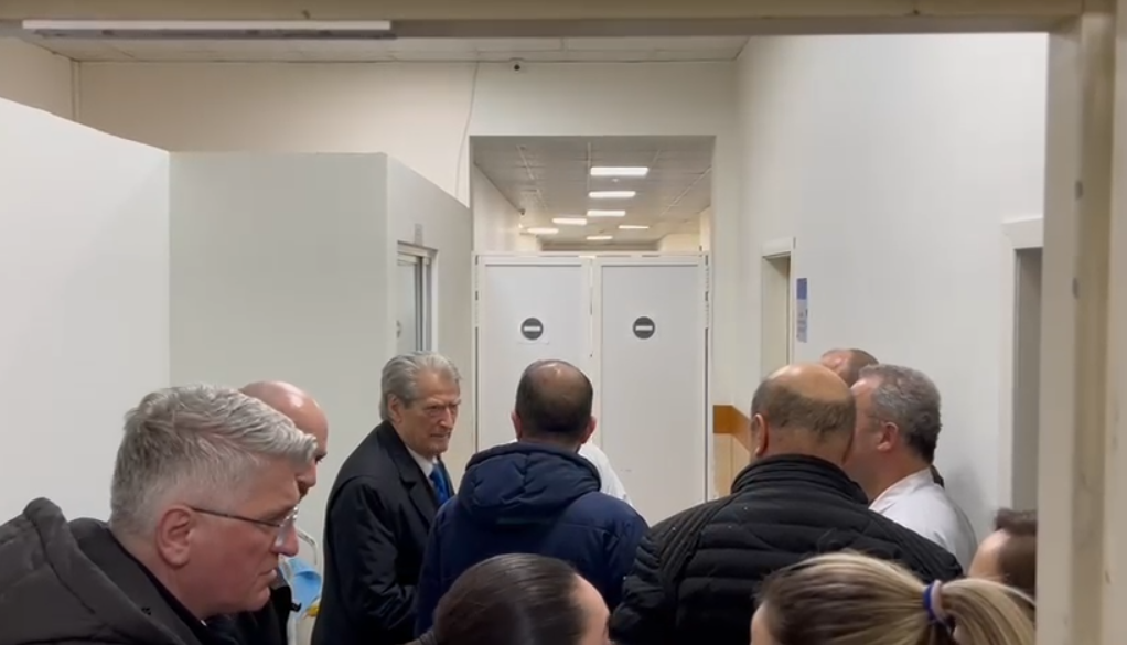 berisha-viziton-deputetin-nallbati-ne-spitalin-e-traumes-ka-hematoma-goditje-me-urdher-politik