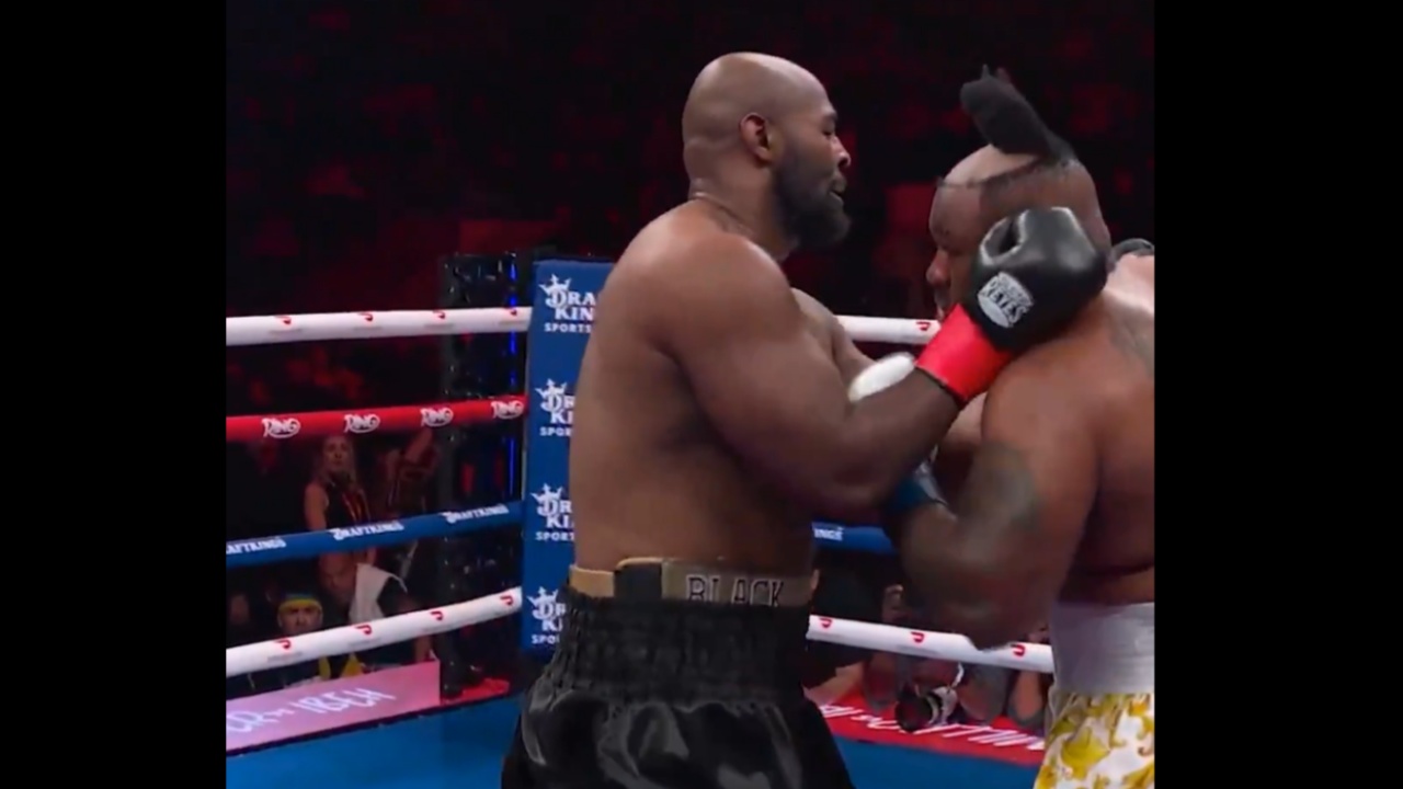 Video   Boksieri amerikan humbet paruken nga grushtat e kundërshtarit në mes të ringut 