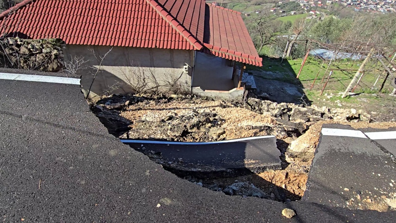 shembet-segmenti-rrugor-prej-20-metrash-ne-usoje-te-mallakastres-asfalti-perfundon-ne-oborrin-e-nje-banese-private