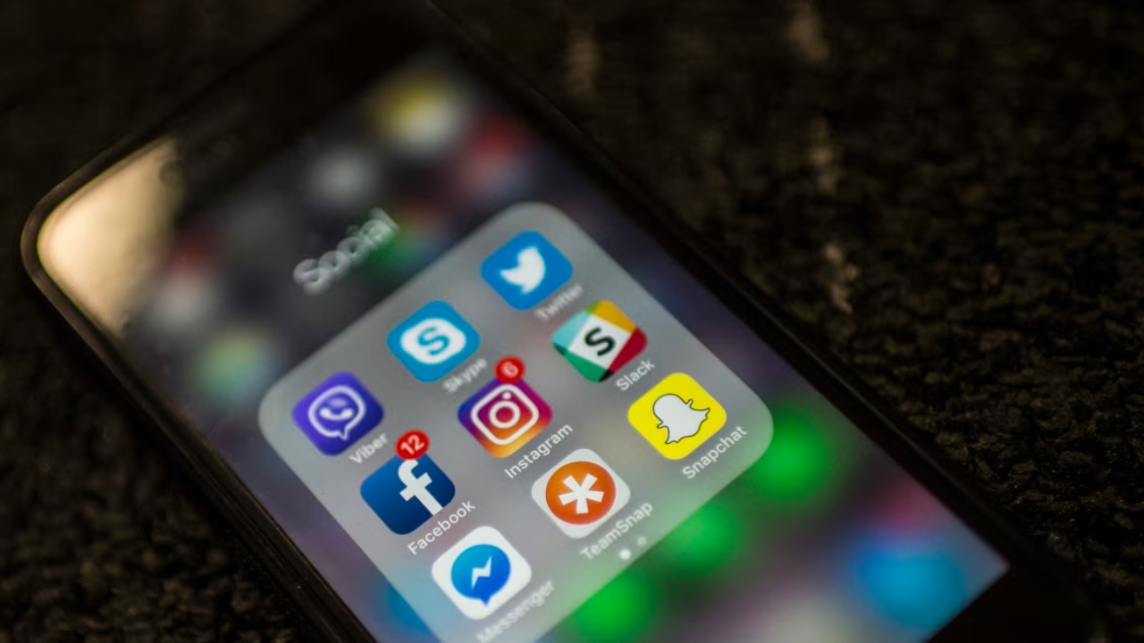 Europa kufizon rrjetet sociale për të miturit  Studimi  Janë rritur problemet psikologjike