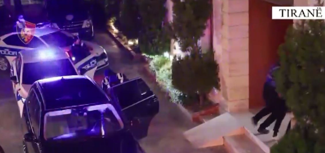 Trafik armësh që reklamoheshin online  Gjykata lë në burg katër të arrestuarit  u kapën me kallashnikov e pistoleta