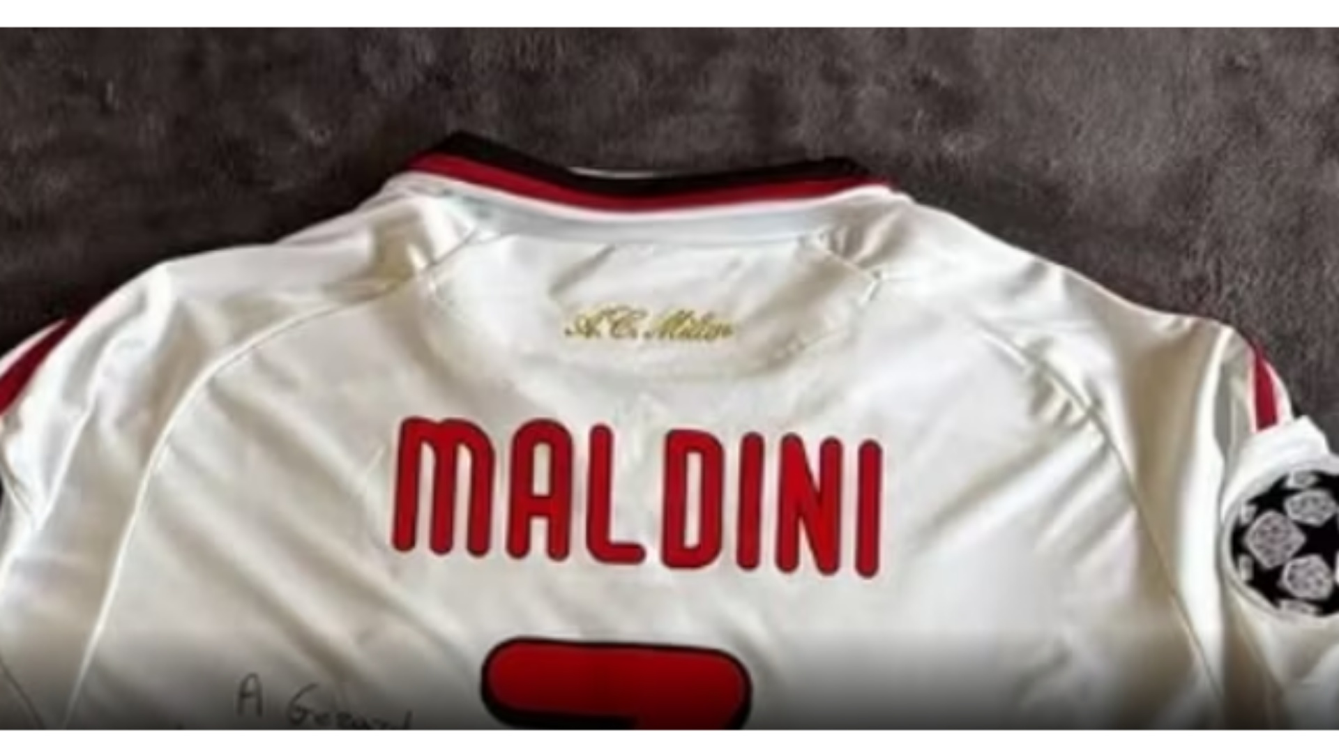 Paolo Maldini i dhuron fanelën e tij Gerard Martin  zbulohet arsyeja