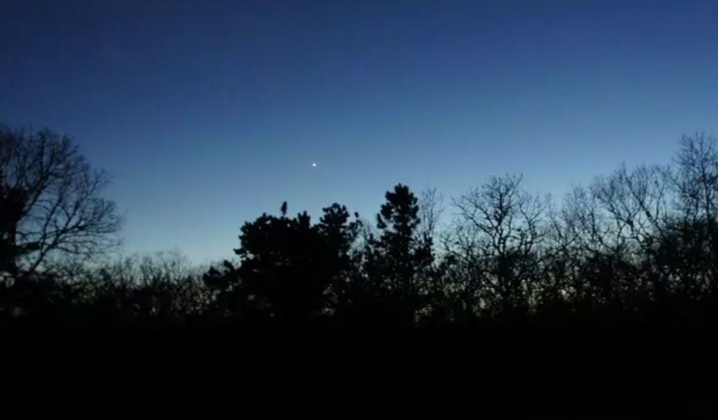 Qielli i shkurtit plot drita  Venusi  Mërkuri dhe Jupiteri ndriçojnë natën  ndërsa Hëna na fton të ëndërrojmë