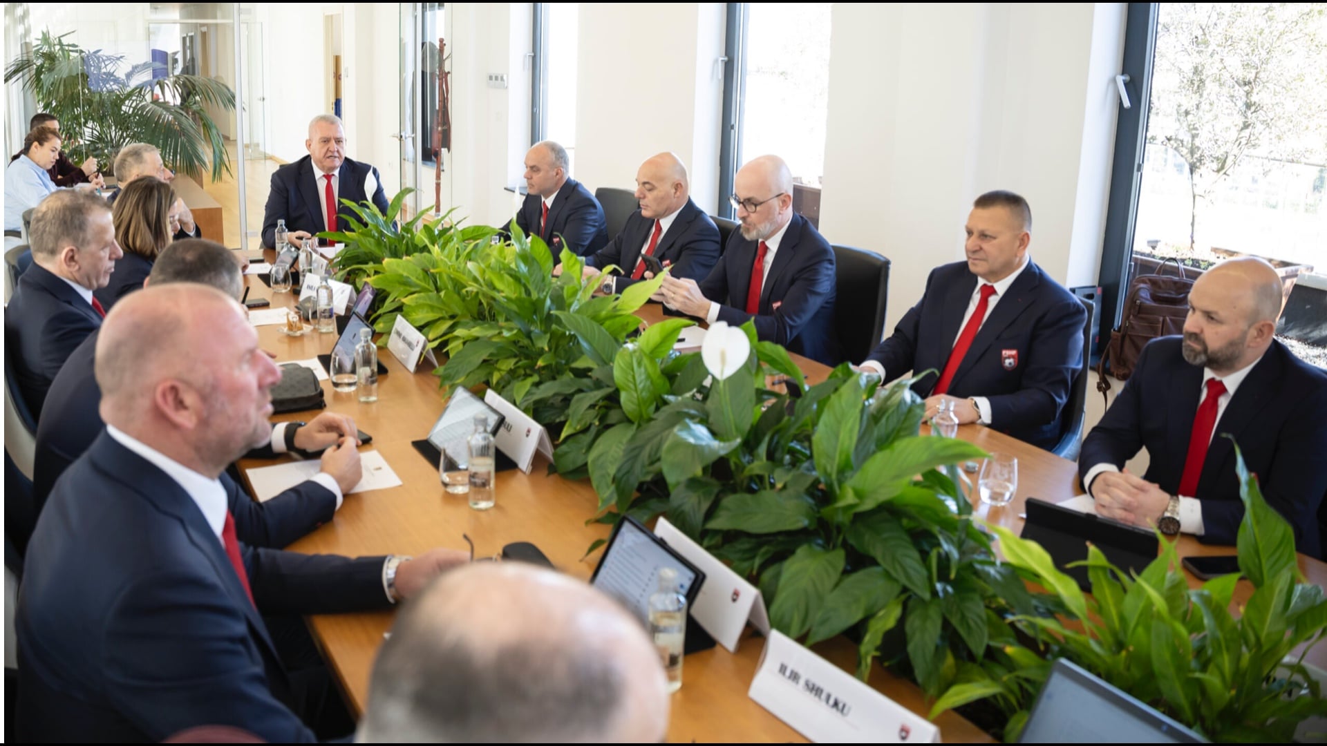 Komiteti Ekzekutiv mban mbledhjen e parë  zgjidhen dy zëvendëspresidentët  Kombëtarja me fanela të reja në playoff