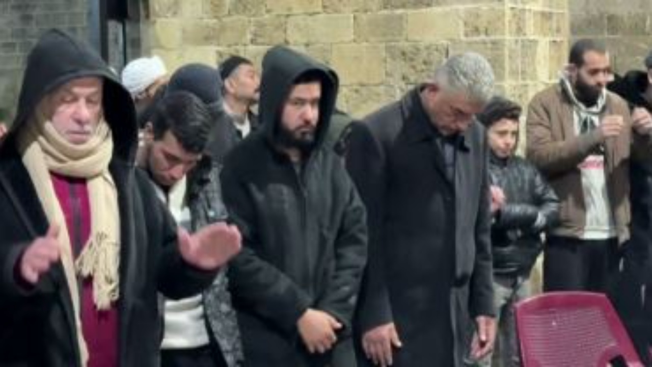 Ramazani në Gaza  besimtarët falen për paqe ndërsa kriza humanitare rëndon jetesën