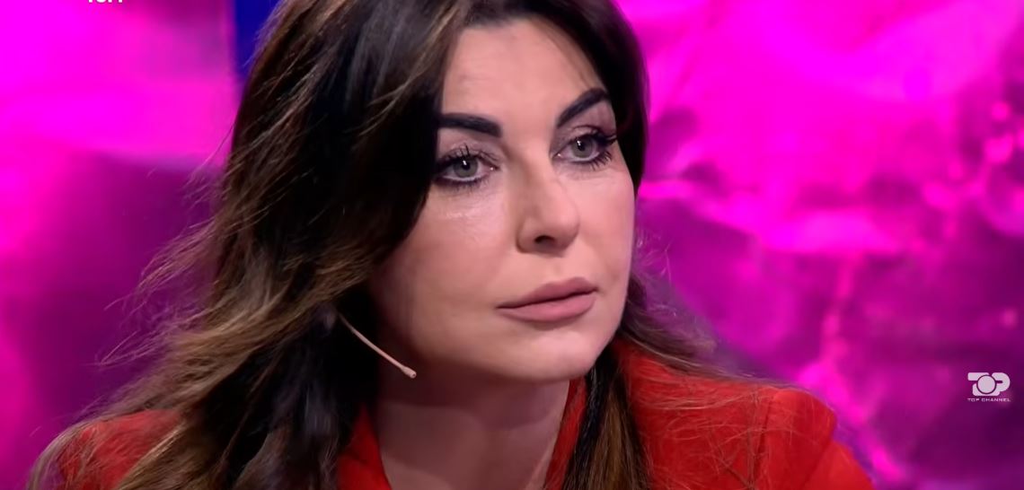 mu-kthye-cdo-gje-permbys-gazetarja-jonida-shehu-rrefen-me-lotesh-humbjen-e-prinderve-e-gjeja-veten-duke-i-shkruar-mamit-mesazhe-pas-vdekjes