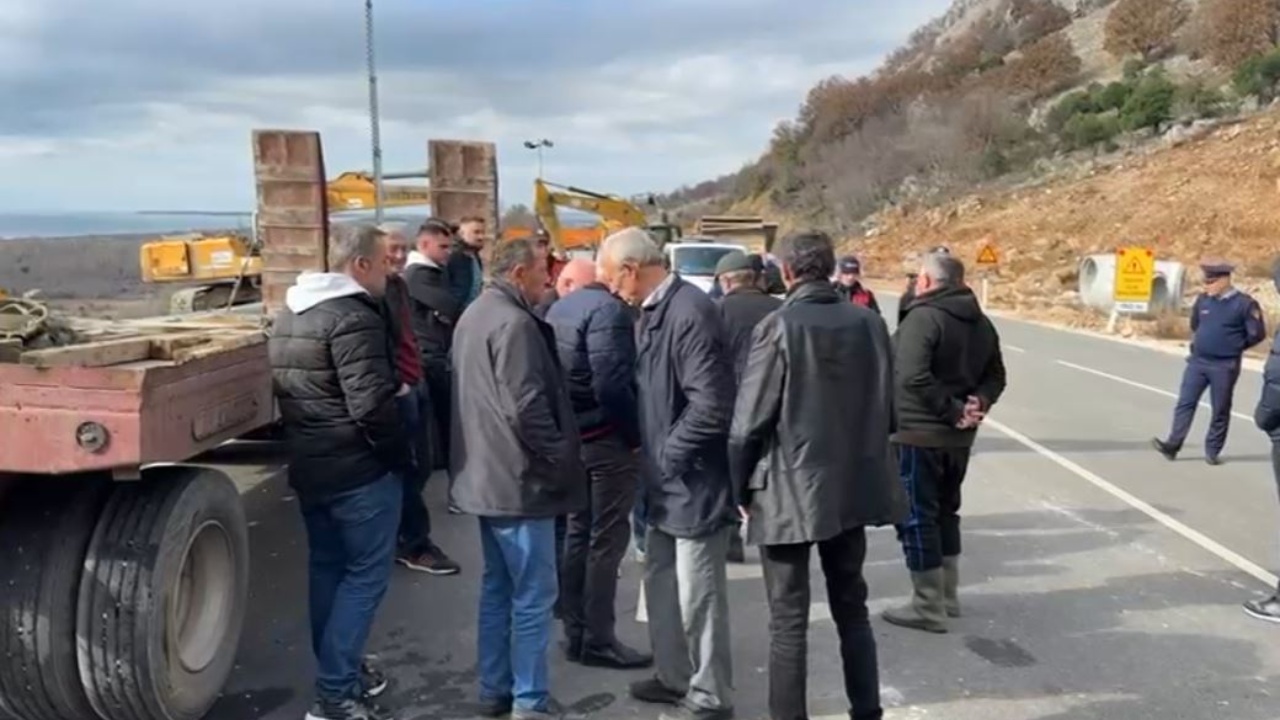 proteste-per-resortin-ne-rrjoll-te-velipojes-banoret-kunder-projektit-paralajmerojne-bllokim-te-rruges