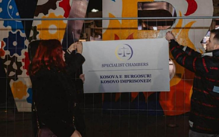 newborn-i-i-pavaresise-rrethohet-me-hekura-reagim-ndaj-gjykates-speciale-te-hages-kosova-e-burgosur