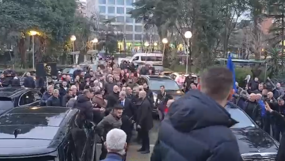 Nis protesta e Partisë Demokratike  Mbështetësit e opozitës mblidhen para selisë blu  mbërrin edhe Berisha
