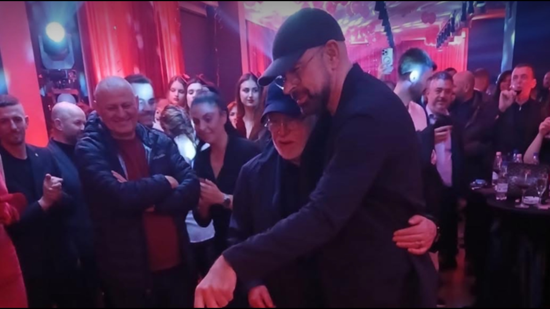 FOTO Ditëlindja e 80 e Partizanit  Presidenti Demi dhe Olsi Rama presin së bashku tortën 