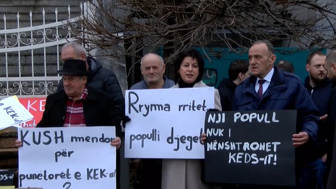 Protestë për energjinë  rritja e çmimit me mbi 21   qytetarët e Kosovës u mblodhën para zyrave të kompanisë