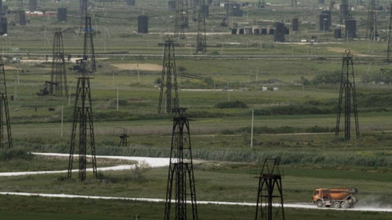 e-rende-ne-kucove-e-larguan-nga-puna-gruaja-hipen-ne-nje-nga-kullat-e-puseve-te-naftes-dhe-kercenon-se-do-hidhet