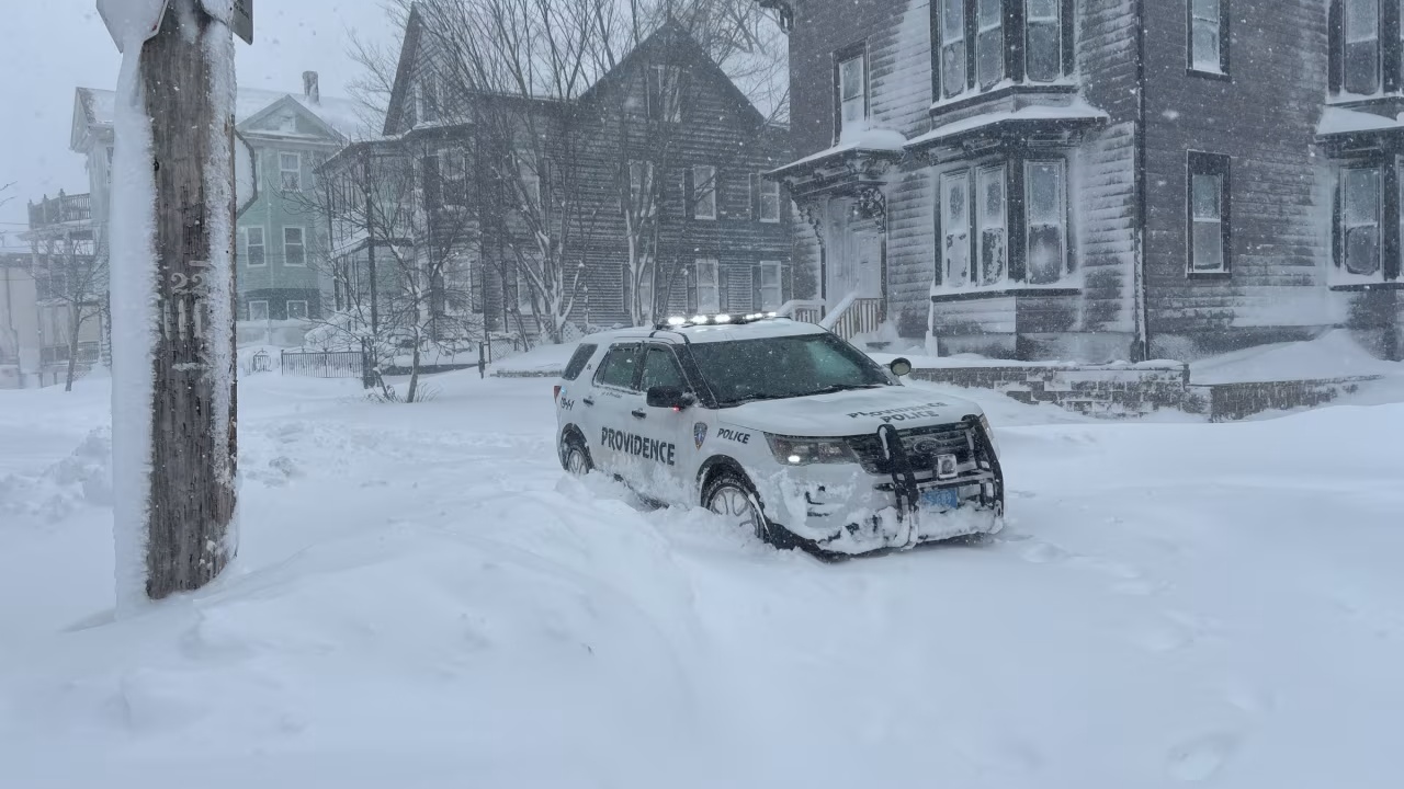 Nju Jorku goditet nga stuhia më e madhe e dëborës në dekadën e fundit  anulohen rreth 1500 fluturime për ditën e nesërme