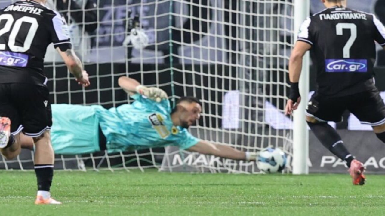 Mrekullia e Strakoshës  shpëton portën nga goli  pret penalltinë dhe i eviton humbjen AEK ut