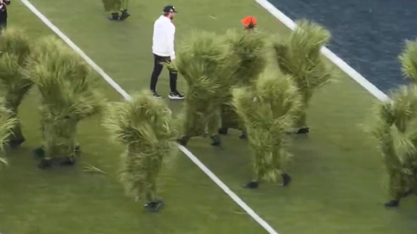 Super Bowl LX  Shfaqja e Bad Bunny hyn në histori  figurantët e veshur si   shkurre u paguan mbi 1 300 dollarë