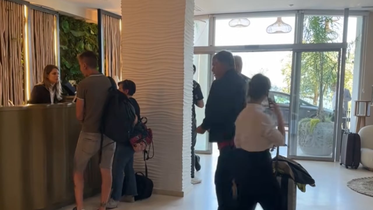 25  e turistëve akomodohen në Shqipëri  ekspertët  Shtohen turistët traznit  problem informaliteti në strukturat me qira