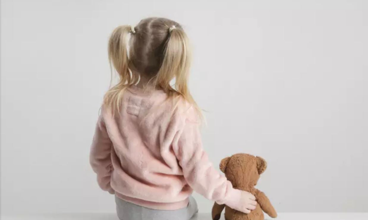 Autizmi  Femrat preken po aq sa meshkujt  por diagnostikohen më vonë  ja çfarë thotë studimi i fundit